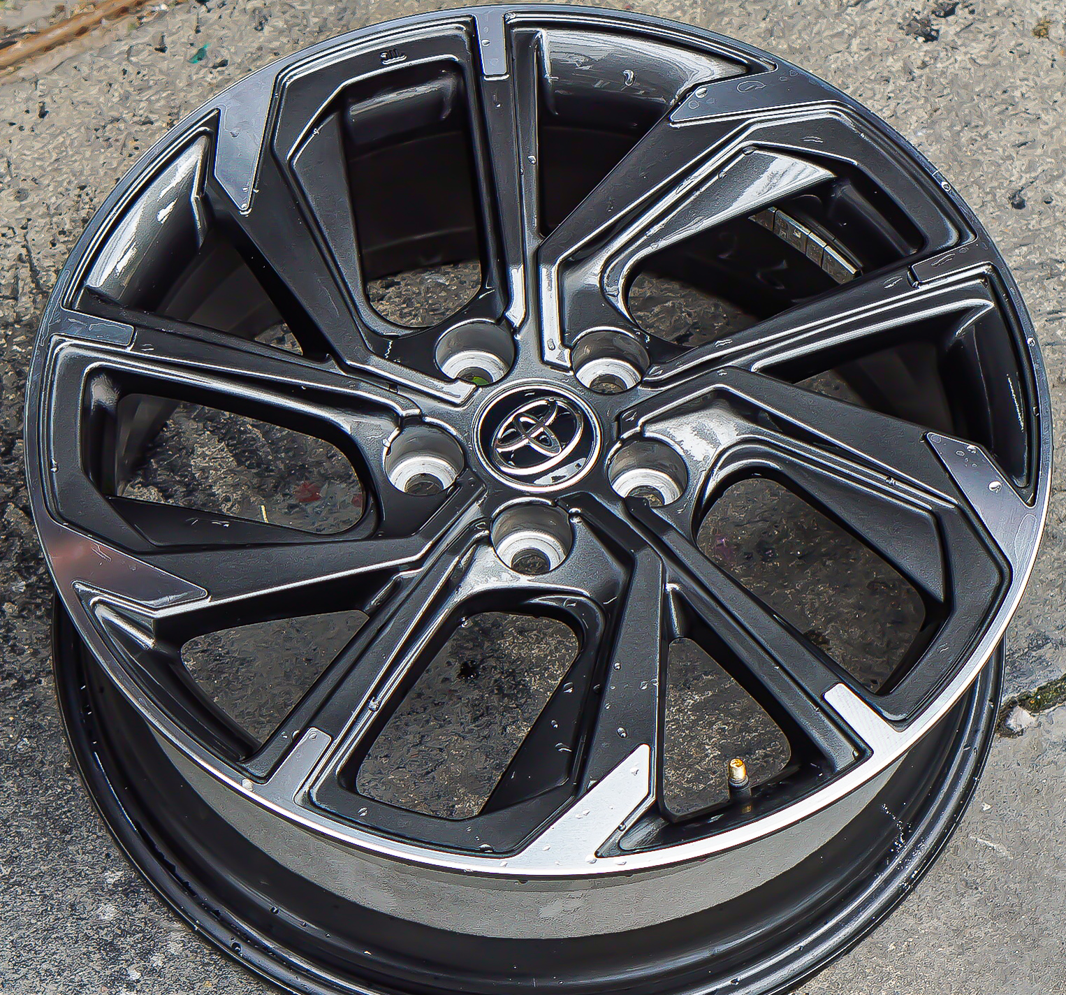 ล้อแม็ก ล้อแม็กมือสอง Toyota Corolla Cross ขอบ18นิ้ว กว้าง7นิ้ว 5รู114.3 Offset40 สีเทาหน้าเงา (รามอินทรา)